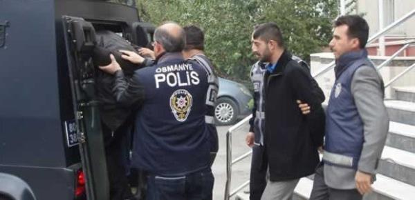 Byk ikramiye talihlisiydi katil zanls oldu Milli Piyango daresi'nce dzenlenen Saysal Loto ans oyununda kendisine byk ikramiye kan Osmaniye'li talihliye bu para ans getirmedi. OSMANYE&#8217;de eitli sulardan kayd bulunan isiz 32 yandaki Hasan Tuncel, yolda yrrken silahl saldr sonucu yaamn yitirdi. Cinayet phelisi olarak 19 yandaki Muhammed . ile akrabas 30 yandaki Kemal . tutukland. Tuncel&#8217;in, bir sre nce Saysal Loto'dan 760 bin lira ikramiye kazanan Kemal 'den hara istedii iin ldrld ileri srld.