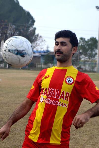 MANSA Salihli'ye bal Emirhacl Mahallesi Camisi'nde imam olarak grev yapan 31 yandaki Muhammet Varol, ayn zamanda mahallenin amatr kmede mcadele eden Emirspor Kulb'nde futbol oynuyor.