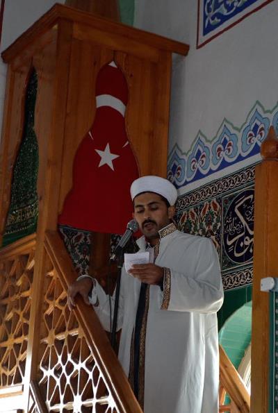 Salihli'ye 3 yl nce tayini kan Varol, namaz vakitlerinde cbbesini giyip cami cemaatine namaz kldrrken, hafta sonlar ise mahallenin takm iin yeil sahada ter dkyor.