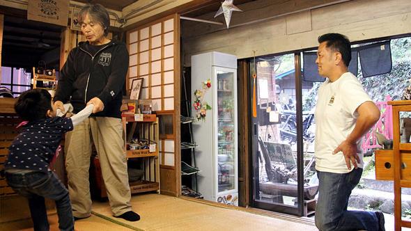 Akiya sistemi kapsamnda cretsiz ev sahibi olmak isteyen kiilerin 40 yan altnda olmas ve bu kiilerin 18 yann altnda en az bir ocua ve 50 yan altnda bir ee sahip olmas gerekiyor.