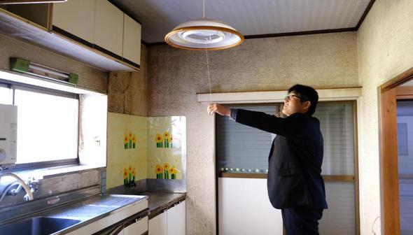 127 milyon nfuslu Japonya'da halkn kentlere g etmesi sebebiyle Akiya ad verilen hayalet evler ortaya kt.