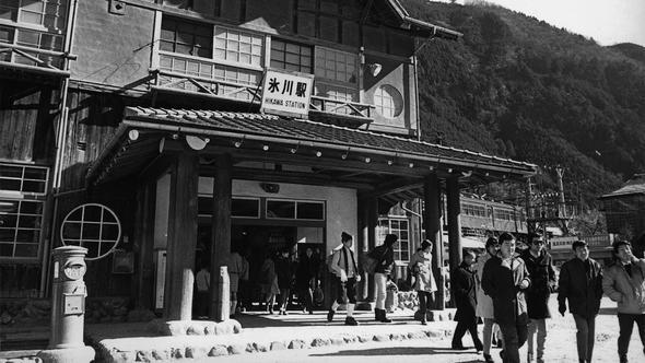 kinci Dnya Sava ve 1980'lerde ekonomik durum sonras Japonya genelinde nfus patlamas yaand.