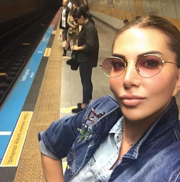 Ebru Yaar fotoraflar Instagram sayfasnda takipileri ile paylat ve altna u notu dt:    "Bugn hayat kolaylatrdm ve her yere metroyla gittim... Her eye yetitim trafik stresi yaamadm... Yaasn metro! Toplu tama kullanalm.. Trafik engeli olmadan, ucuz en kymetlisi de zamandan tasarruf"