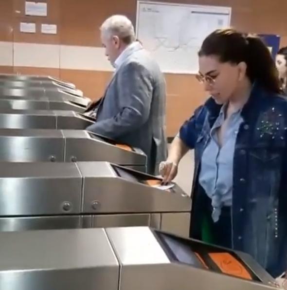 Zamandan tasarruf etmek isteyen Yaar, soluu metro istasyonunda ald.