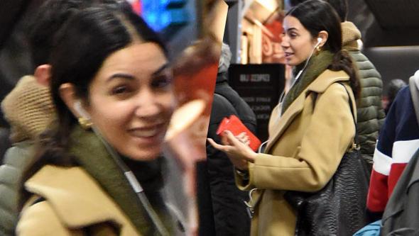 Ahu Yatu, nceki gn akam saatlerinde metro istasyonu iindeki bankamatiin nnde ilem sras beklerken objektife yansd.