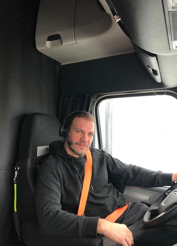 KAZANCI Y  Haftada yaklak 10 bir kilometre yol yapan Karel " ok zor bir meslek. Bazen bir ay evden uzak kaldn oluyor.ok dikkat gerektiren bir i. Yeri geliyor milyon dolarlk yk tayorsun. Riski fazla olduu iin kazanc da iyi. TIR'clk deyip gemeyin, onlar olmasa marketlerde yiyecek bir ey bulamayz" dedi.