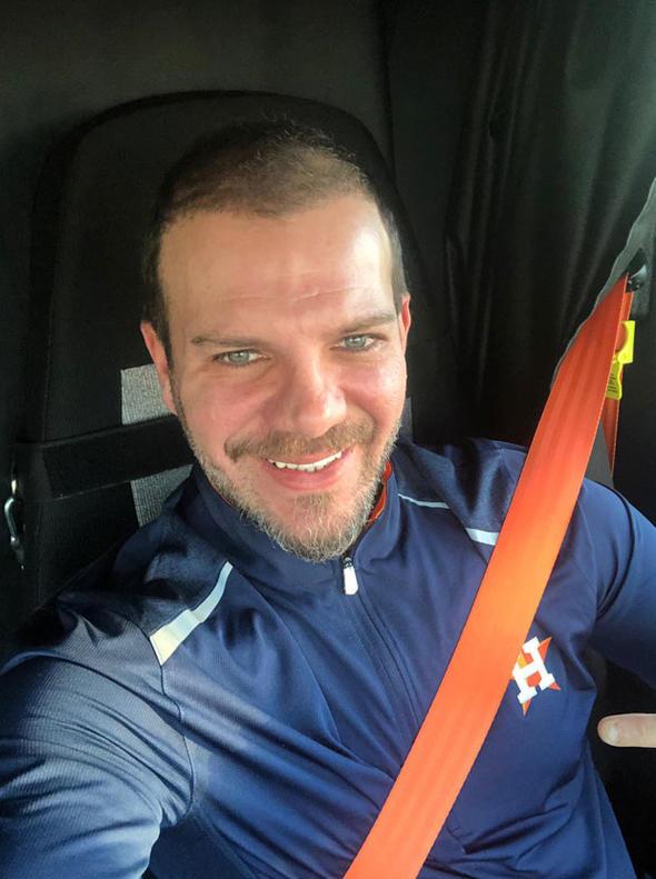 DL RENMEDEN GELMEYN    ABD'de yeni bir hayat kurmak iin dilin ok nemli olduunu szlerine ekleyen Karel " Trkler ABD'ye ge gelmi. Yeni yeni baarl arkadalar gryorum. Bu beni ok mutlu ediyor. Buraya gelmek isteyenlere en byk tavsiyem dil renmeleri. Dil bilmeden milyon dolarnz ile gelseniz ok hep eksik kalrsnz" dedi.