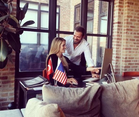 BU  OCUKLUK HAYALMD    2 yl nce Sarah Scotti ile evlenip Amerika&#8217;ya yerleen, geen yl da ikinci kez baba olan Tolga Karel, hayatnda yeni bir sayfa at.