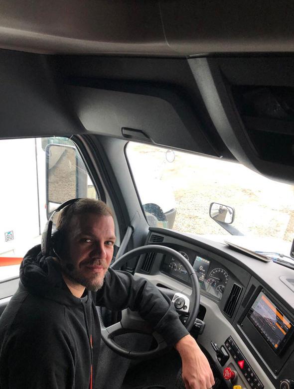 PLOT OLMAK KADAR ZOR!  TIR ofrle ABD'de farkl bir gzle bakldn belirten Karel "Ben tamaclk iinde bymek istiyorum. 750 milyar dolarlk bir endstri. Bu sektr renmek iin bu ie baladm. raklk yapmadn bir iin ustas olamazsn. Hayalim bir Trk olarak bu skterde iyi bir yere gelebilmek. Burada bu ie nemli bir kariyer olarak bakyorlar. CDL lisans almak iin 14 ayr testen geiyorsun. Fiziksel ve psikolojik testler ok zorlu. Pilot olmak kadar zorlu bir sre." dedi.