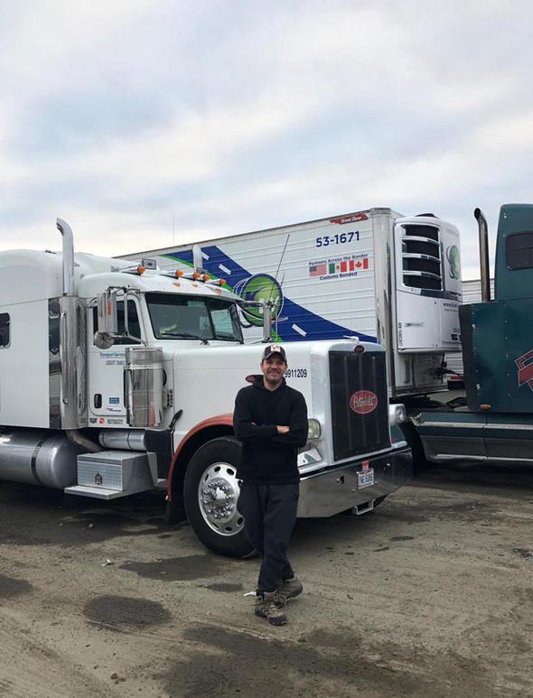 KAMYONCU MU OLDUN!  20 yl oyunculuk kariyerinden sonra TIR ofrl yapmasn yadrgayanlar olduunu syleyen Karel" Bu i benim ocukluk hayalimdi. Oyuncaklarmn ou TIR'd. Sosyal medyadan bana yazyorlar 'Kamyoncu mu oldun!' diye... Ben aileme namusumla alarak bakyorum. Ben ekmeimin peindeyim. Ben ABD'ye oyuncu olmaya deil yeni bir hayat kurmak iin geldim. Oyunculuk yapacama ABD'de TIR'clk yaparm, ailemle huzurlu bir ekilde yaarm" dedi.