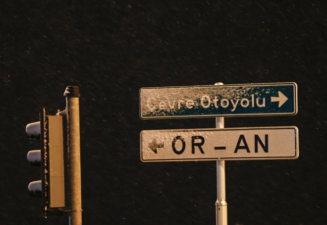 ANKARA : Ankara'da dn akam saatlerinde etkili olan yamur kentin yksek kesimlerinde yerini kar yana brakt.  Bakentte mevsimin ilk kar ya, gece yars ankaya'ya bal ncek ve Ahlatlbel ile Keiren'e bal Balum ve Elmada blgelerinde etkili oldu. Ankara Bykehir Belediyesine bal ekipler, kar ya ve olas buzlanmaya kar ana arterlerde kar kreme ve tuzlama aralar ile hazr bekletildi. ehirler aras yollar ve evre yolu gzergahlarnda ise Karayollar Genel Mdrlne bal ekipler acil mdahaleler iin nlem ald. Yetkililer, trafie kacak srcleri yollarda oluabilecek buzlanmaya kar dikkatli olmalar konusunda uyard.