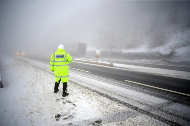 BOLU'DA KAR ETKL OLUYOR : Bolu Da'nda dn akam saatlerinde balayan saanak, yerini sabah kar yana brakt. Etkisini artran kar ya D-100 kara yolunun Elmalk, Bolu Da, Seymenler, Abant Kava, Karanlkdere, Sarkek, Bkyan ile Anadolu Otoyolu'nun Elmalk, 1, 2 ve 3. viyadkler kesiminde devam ediyor. Gzergahta grev yapan Karayollar ekipleri, blgede kar kreme ve tuzlama almasna balarken, trafik ekipleri ise srclerin, k lastikleri olmadan yola kmamalarn, trafik iaret ve iaretilerine uymalarn istedi.
