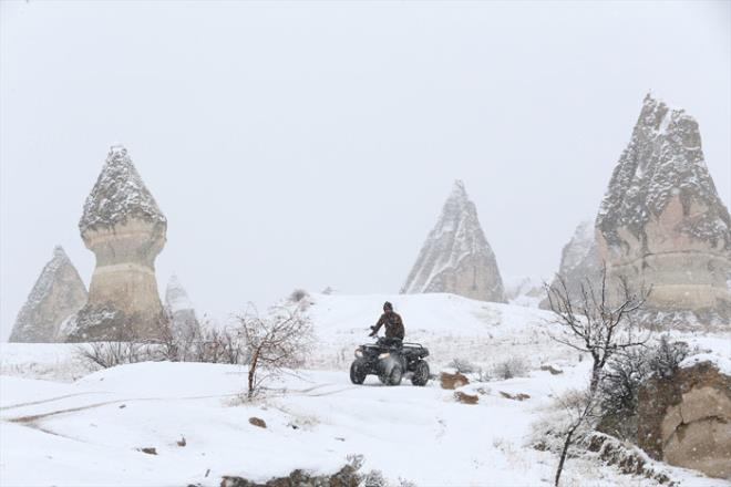 NEVEHR : Trkiye'nin nemli turizm merkezlerinden Kapadokya blgesinde, kar ya nedeniyle peribacalar ve doal kaya oluumlar beyaza brnd. Kar yann ardndan blgede gzel grntler oluurken, turistler kartopu oynad. Uhisar ve Greme beldesinde, karla kapl blgeyi gezen yabanc turistler fotoraf ekti. Meteoroloji yetkilileri, etkisini srdren kar yann blgede akam saatlerine kadar devam edeceini bildirdi.