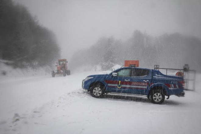 KTAHYA : Ktahya'nn Domani ilesinin bin 500 rakml Kocayayla mevkisinde etkili olan kar ya nedeniyle ok sayda ara yolda kald.Karayollar ekipleri blgede tuzlama ve kar kreme almalarn srdrrken, trafik ekipleri trlarn geiine izin vermiyor.