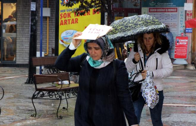 YARIN N UYARILAN 7 L : Meteoroloji getii son dakika alarmnda ise cumartesi gn iin 7 ili uyard. Bugn akam saatlerinden sonra etkisini arttrmas beklenen saanak yalarn, Cumartesi sabah saatlerine kadar Samsun&#8217;un dousu, Ordu ve Trabzon evrelerinde kuvvetli (21-50 kg/m2 ) bir ekilde etkili olmas bekleniyor. Giresun, Trabzon&#8217;un dou ileleri , Rize ve Artvin&#8217;in ky kesimlerinde ise yer yer ok kuvvetli (51-75 kg/m2) yamur grlecek. Yalarn gece saatlerinden sonra 1000 m zeri yksek kesimlerde karla kark yamur ve kar eklinde etkili olaca tahmin ediliyor.