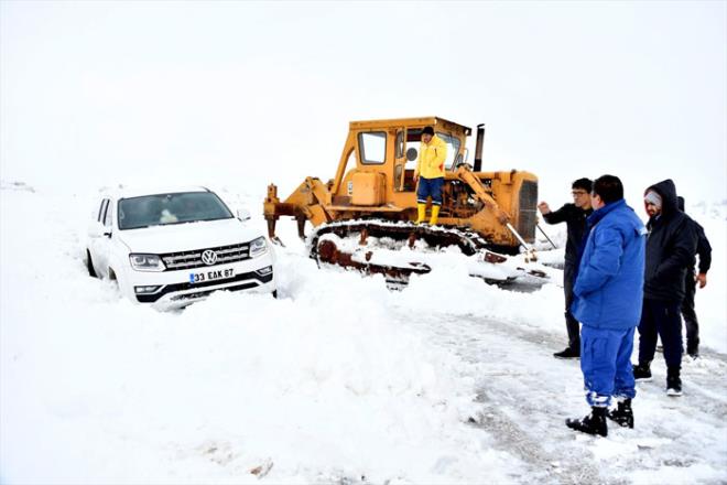 MERSN - KARAMAN ARASI KT : Mersin-Karaman snrnda kar ya nedeniyle trafie kapanan yolda mahsur kalanlar oldu. Suriye uyruklu 2 kii aralar kaynca saatlerce kurtarlmay bekledi. 9 saatlik alma sonunda Suriye uyruklu Ahmet h ile Hamza El Bekir, hava scaklnn sfrn altnda 4 dereceye ulat blgeden kurtarld. Karayolundaki kar kalnlnn yer yer 50 santimetreye ulat renildi.