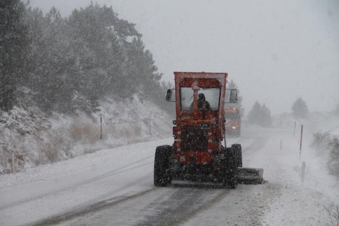 MANSA : Manisa'nn Demirci ilesinde kar ya ve tipi etkili olurken ilenin yksek kesimlerinde kar kalnl 10 santimetreye ulat. le merkezinin yksek mahalleleri olan Aknclar ve Fatih mahallelerinde kar ya frtna ile tipiye dnt. Ani bastran tipi nedeniyle Akakertik mevkisinde yolda kalan nakliye kamyonlar, Demirci Karayollar Bakm Evi eflii ve Demirci Belediyesi Arama Kurtarma ekipleri tarafndan kurtarld.