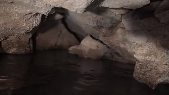 Girii son derece dar olan maarada geni bir su yata olduu ortaya kt.