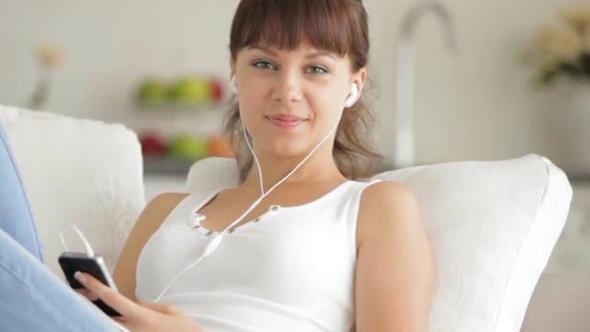 Kulaklklar ou durumda kulamzn ekli yznden kk bir hareketten sonra debiliyor. Bu sklkla yaanan problemin basit bir zm var.