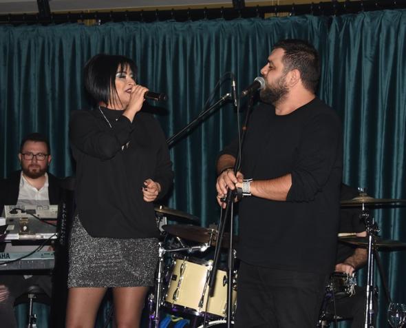 Bendeniz, geceye 'Neler Olacak' arks ile balad. ark aralarnda kendisini izlemeye gelenlerle sohbet eden Bendeniz, mzikseverlere unutulmaz bir gece yaatt.    imdilerde 40'l yalarnn banda olan Bendeniz, deiimi ile artt...