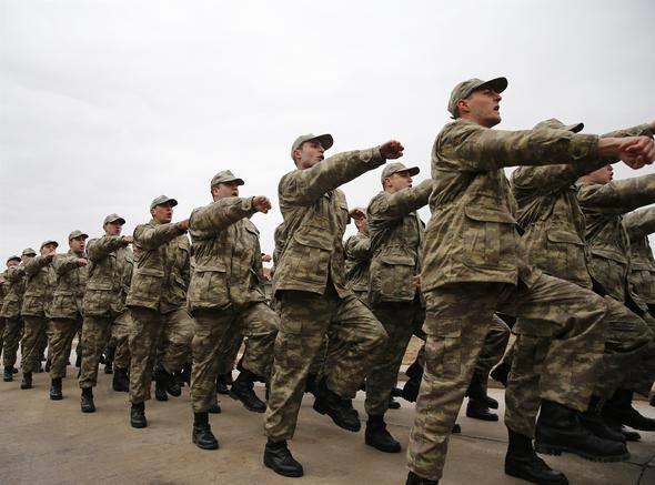 Birlikteki yry eitimlerini "Topu mar" ile yapan askerler temel beden eitimini ise tfekli ve tfeksiz olarak yerine getiriyor. Bedelli askerlik uygulamasndan yararlananlara ksa srede askerliin temeli olan disiplin ve temel bilgilerin kazandrlmas iin gerekli tm zen gsteriliyor.