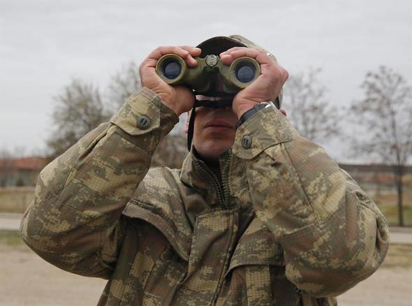 Ayrca bedelli askerlerin silah altnda kalacaklar ksa sre iinde, kou, istirahat imkanlar, banyo, berber ve benzeri kolaylk tesisleri ynnden hibir problemle karlamamalar iin dier askerlerde de olduu gibi gerekli tm tedbirler alnyor.