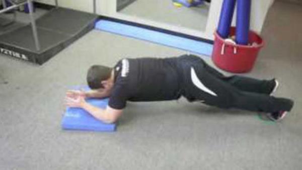 Yere koyduunuz bir havlunun zerine ayaklarnz yerletirerek plank pozisyonu aln. Karn kaslarnz ve kalanz skn ve kollarnzn n blmn kullanarak kendinizi geri itin. Bu srada ayaklarnz da havlunun zerinde geriye doru kaymal. Daha sonra balang pozisyonuna dnn. Toplam 8-10 tekrar yapn.