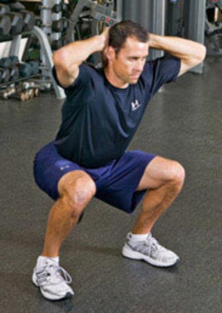 Ayaklarnz omuz geniliinde aarak ayakta durun. st bacaklarnz yere paralel gelene kadar squat hareketi yapn. Bir saniye duraklayn ve balang pozisyonuna dnn.