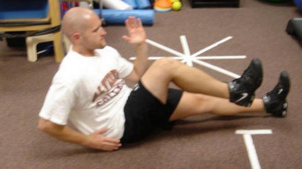 Bacaklarnz gergin, kollarnz yanlarda olacak ekilde yere srtst yatn. Gvdenizi kaldrrken sola doru dndrn ve sol dizinizi sa dirseinize dedirin. Ayn esnada sa dirseinizi de geriye doru savurun. Balang pozisyonuna dnn ve hareketi dier tarafa doru yapn. Bu bir tekrar demek.