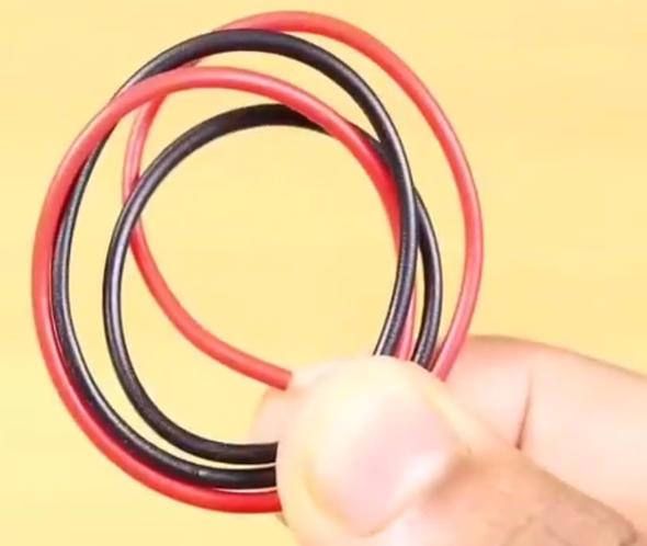 nce krmz ve siyah bir kablo bulalm.