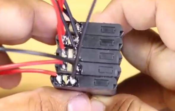 Ayn ekilde bu bataryalarn da kablo balants lehimle yapyoruz.