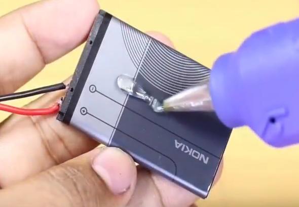 Bataryann zerine tutkal yaptryoruz ve drt tane daha eski Nokia telefonlarn bataryasndan buluyoruz.