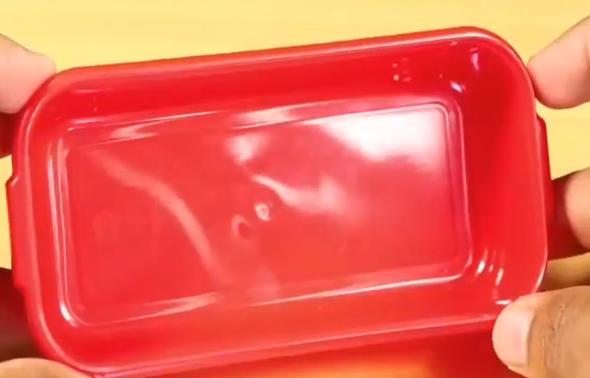 Kk bir plastik veya teneke kutulu buluyoruz.