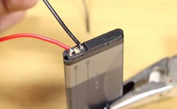 Hem krmz hem de siyah kablonun balantsn Rus mhendis bu ekilde yapyor.