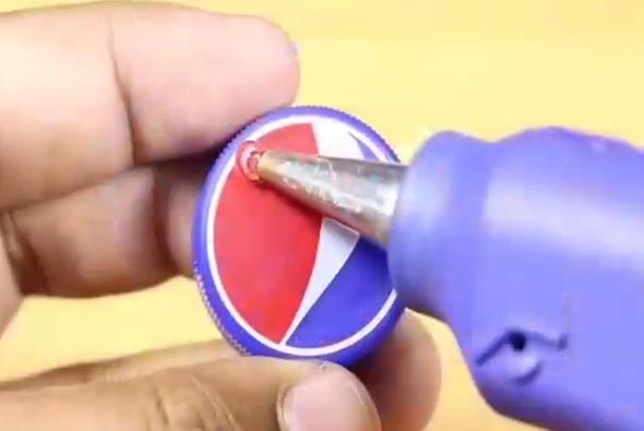 Ardndan bir pet ieden bulabileceiniz kapan zerine tutkal sryoruz.