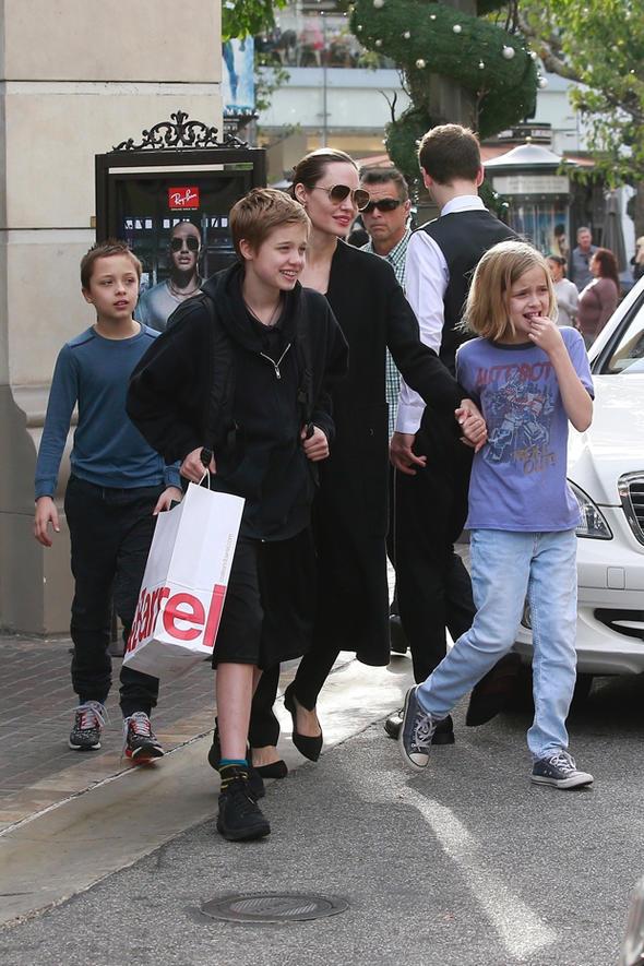 Jolie'nin sk skya bal olduu bir baka kural ise ocuklarnn yannda duygularn zellikle de can skc, znt verici duygularn paylamamak. Yani ne kadar zgn olursa olsun ocuklarnn yannda alamyor.