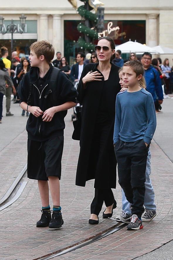 Angelina Jolie'in dier annelerle paylat nadir zelliklerinden biri de bu ite: Yabanc dil renmelerini istiyor. Hatta bunun iin ocuklarn zorluyor. Jolie'nin evlatlk ocuklar kendi doduklar lkenin ana dilini reniyorlar ncelikle.    Maddox, Kamboya, Pax Thien Vietnam dilini reniyor. Maddox Franszca, Almanca ve Rusa reniyor. Zahara ise Franszca'y epey ilerletti. kislerden Vivienne Arapa renmek istediini oktan annesine sylemi, Knox ise sar ve dilsizlerin kulland iaret dilini reniyor. Angelina Jolie'nin byk kz Shiloh da Kamboya'da konuulan Khmai dilini renmeyi tercih etmi.