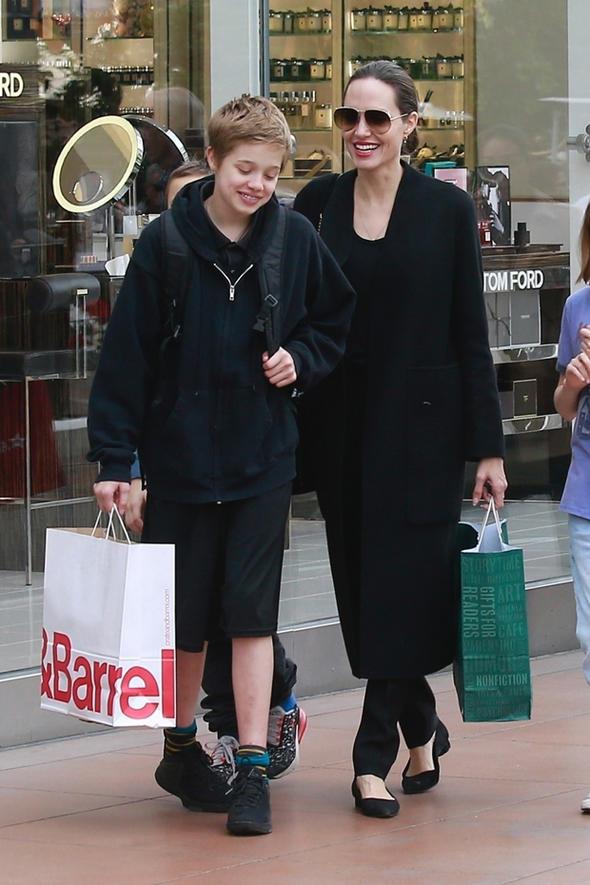 Angelina Jolie ile Brad Pitt ocuklarnn velayeti iin daha yeni yeri anlayor. Hatta bu konuda yaptklar tartmalar basnn gndeminde de ilk sralarda yer ald. ddialara gre Jolie, alt ocuunun hayatndaki "ana ebeveyn" olmak istiyor.