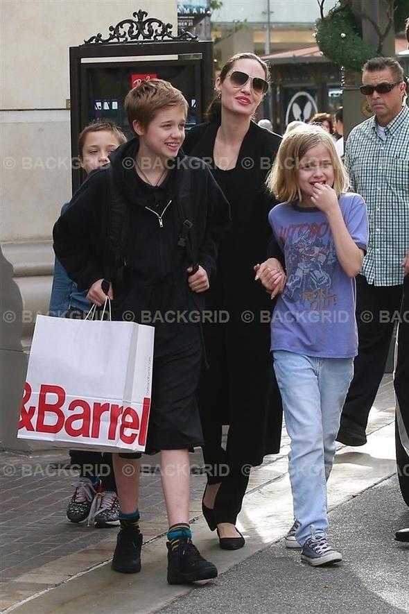 Kamboya'y ziyaret edene kadar hi byle bir deneyim yaamadn syleyen Jolie, yannda bulunan ikizlerine de bcek yedirmiti. &#65533;  <br>  Bundan birka yl nce BBC tarafndan sosyal medyada paylalan bir videoda rmcek yiyen Jolie, yannda bulunan ocuklarna da nasl yenileceini gstermi ve rmcek yemelerine izin vermiti.