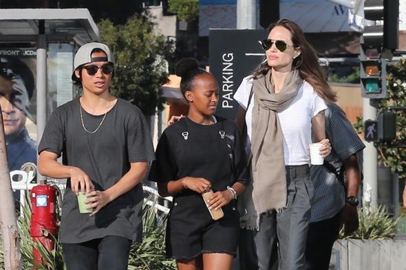 Jolie'nin ocuklaryla ilgili kurallarndan biri de alt ocuktan her birinin kendisiyle yalnz vakit geirmek zorunda olmas. Yani Jolie, koyduu bu kurala gre alt ocuunun her birine teker teker vakit ayrmak, onlarla ba baa faaliyetler yapmak zorunda,