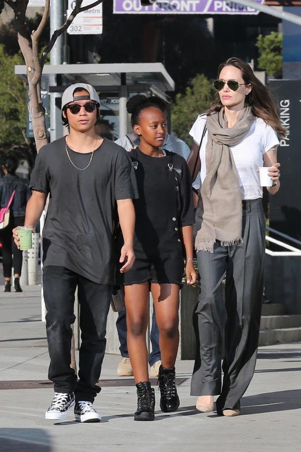 BM'nin iyi niyet elisi olan Jolie, sk sk dnyann yoksul ve sorunlu blgelerinde yaayan insanlar ziyaret ediyor. te bu ziyaretlerine de ocuklarndan birini gtryor. Bunu da ocuklarnn hayatn gereklerini grmesi iin yaptn anlatyor.