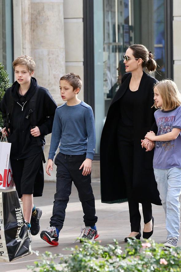 Angelina Jolie, geen yl ynetmenliini stlendii nce Onlar Benim Babam ldrd (First They Killed M Father) adl filmin tantm iin ocuklaryla birlikte gittii Kamboya'da akrep ve tarantula yemiti.