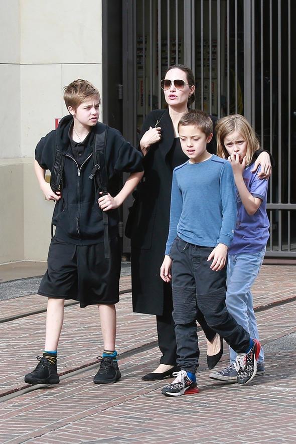 Bunun nedenini de "Ben yetime andayken annem iin ok endielenirdim. O yzder ocuklarmn benim iin endielenmesini istemiyorum. Onlarn yannda gzyalarm aktmyorum" diye anlatyor.