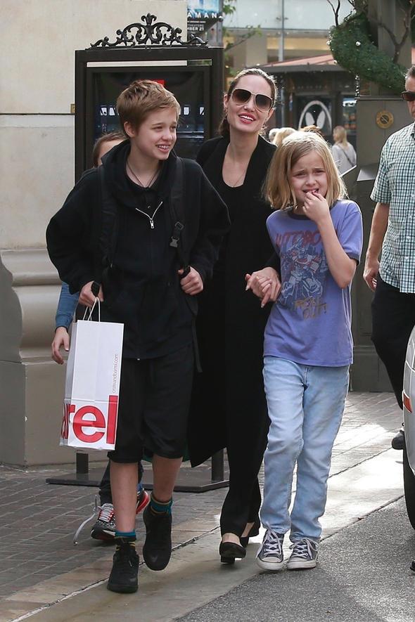 Btn anneler ocuklarnn iyi eitilmesini ister. Elbette Jolie de. Ama onun iyi eitim anlay birok hemcinsinden daha farkl.    Jolie, ocuklarn okula gndermiyor evde eitmeyi tercih ediyor. Bu konudaki grlerini de yle anlatyor: "Kalabalk bir snfta tklp kalmalar yerine onlarn mzee gitmelerini ya da gitar almalarn, kendi setikleri bir kitab okumalarn tercih ederim."