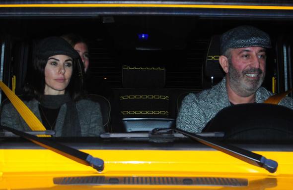 Mekan k objektife taklan ift, uyumlu giyim tarzlaryla dikkat ekti.