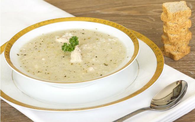 TAVUK ORBASI    oumuzun en sevdii orbalardan olan, zellikle de k aylarnn olmazsa olmaz tavuk orbas bir dergide yaymlanan bir almaya gre st solunum yollar enfeksiyonlarnn daha ksa srede atlatlmasna yardmc oluyor. Tavuk orbasndaki baz bileenlerin kombinasyonu vcutta enflamasyona neden olabilen beyaz kan hcrelerinin aktif hale gelmesini engelleyebiliyor.