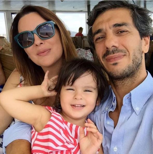 K�zlar�n�n velayeti anne Seren Fosforo�lu’nda kalm��t�r. Bundan b�yle k�zlar�n�n mutlulu�u i�in anne baba olarak medeni bir �ekilde g�r��meye devam edeceklerdir. Bu hassas d�nemde �zel hayatlar�n�n mahremiyetine g�sterece�iniz sayg� ve anlay�� i�in te�ekk�r ederiz."