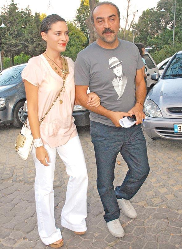 Ylmaz Erdoan daha sonra &#8220;ok sevgi, sayg dolu, el ele girilmi kol kola klm bir ey. Ge kaldnz. 10 gn oldu. Ben ne zaman soracaksnz diye bekliyordum&#8221; diyerek boanma haberini dorulad.