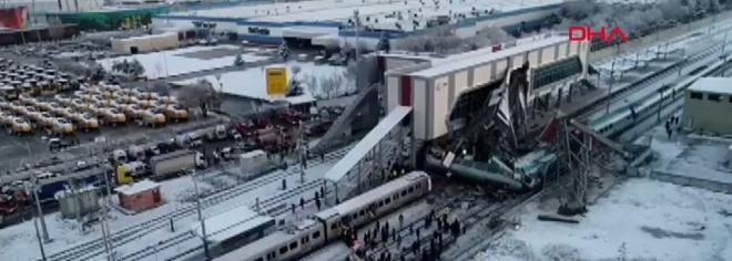 3 K GZALTINDA      Kazaya ilikin yrtlen soruturmada, kusurlu olduklar gerekesiyle TCDD'de grevli hareket memuru S.Y, tren tekil memuru (makas) O.Y. ve kontrolr E.E.E. hakknda gzalt karar verildi.    Gzaltna alnan 3 pheli, Yenimahalle le Emniyet Mdrlne gtrld.