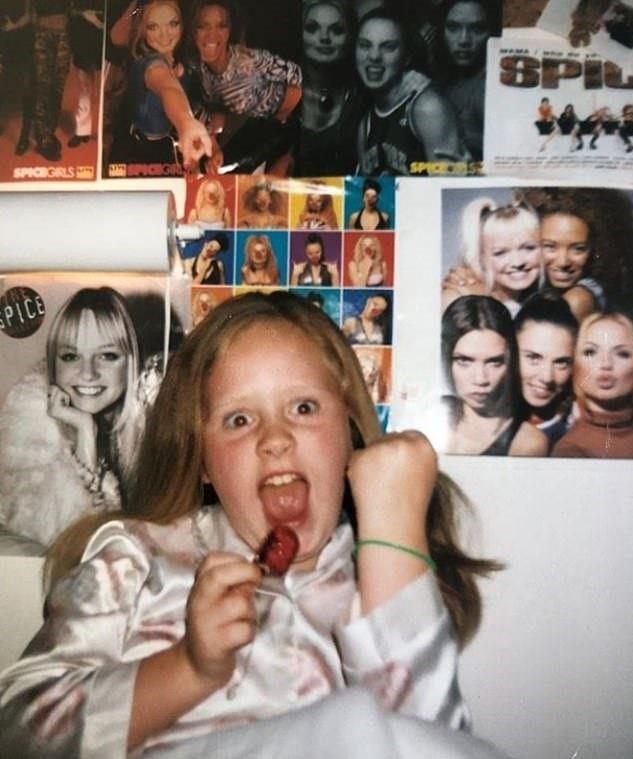 imdilerde dnya apnda hayranlar nolan ve ngiltere'nin gelmi gemi en zengin kadn arkcs olan Adele, duvarlarnda Spice Girls posterleri olan odasnda ekilen ocukluk fotorafn paylat.